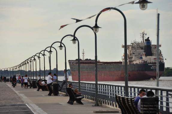 O belo passeio público nas margens do rio Paraná, em Rosário, na Argentina